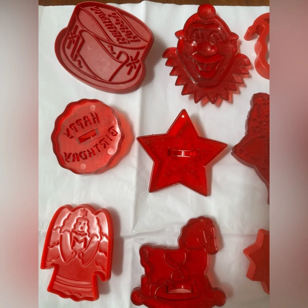 Cookie Cutters Vintage Kitchy - 26 in all